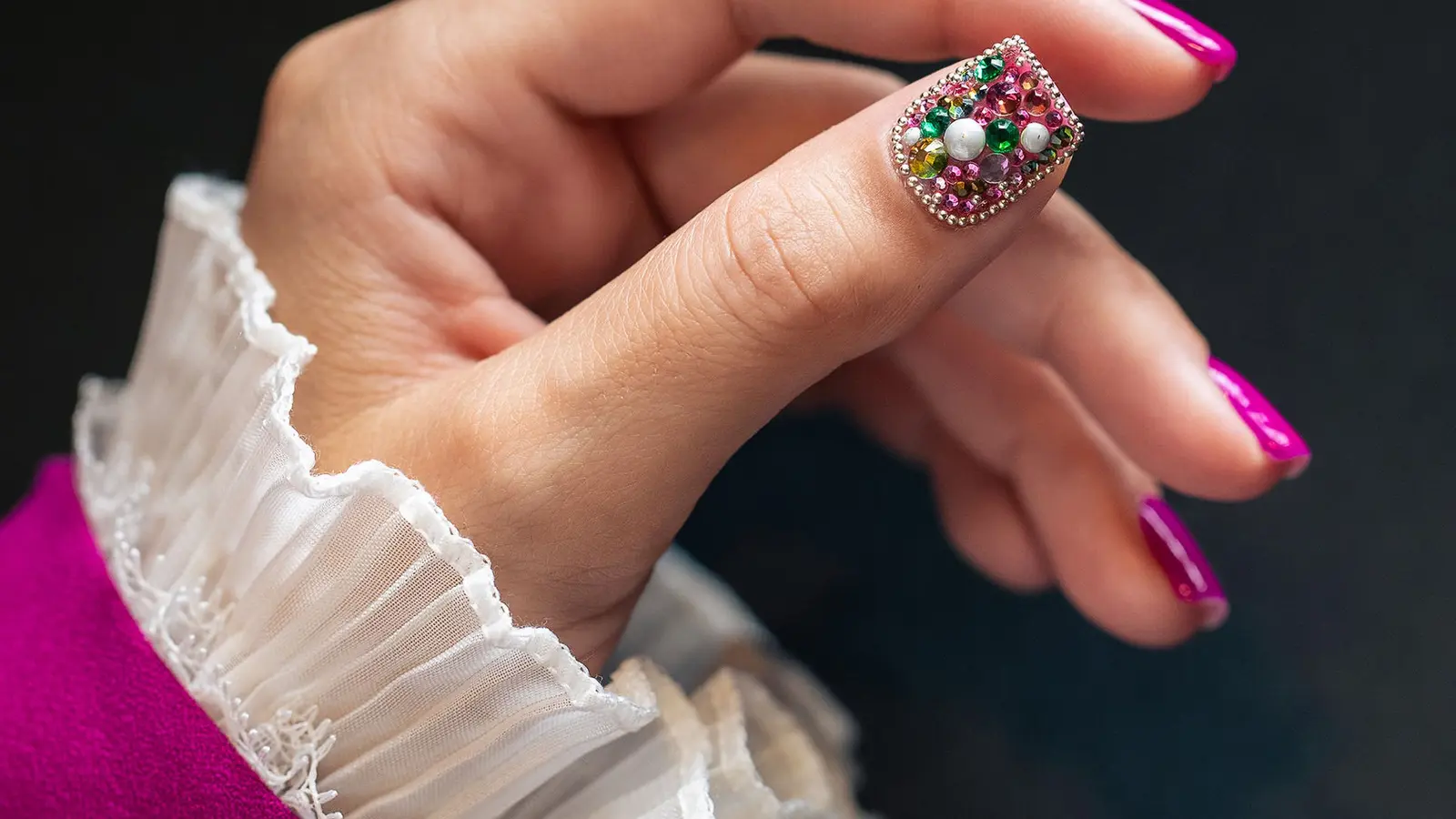 Dekorerade naglar med detaljer och nageldesign