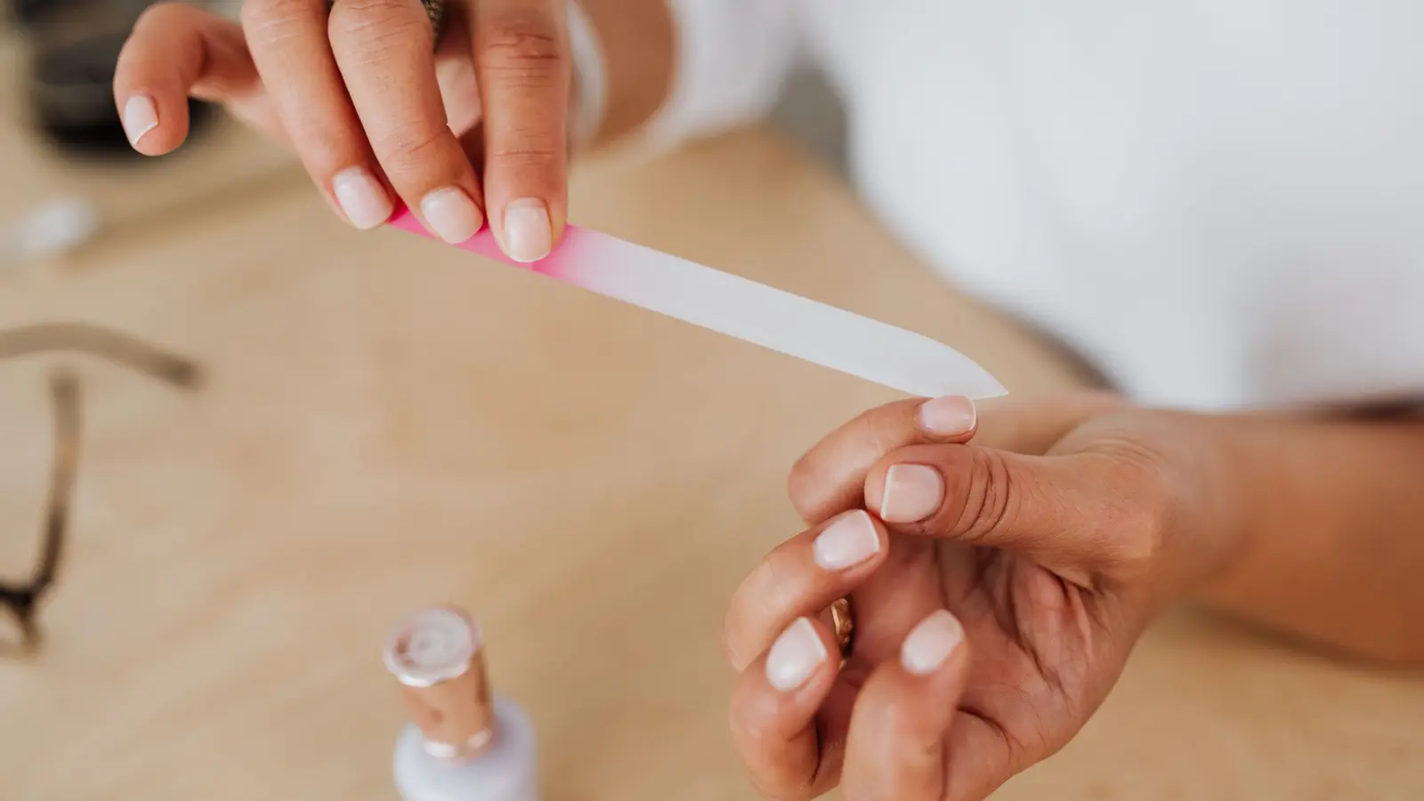 Naturlig manikyr med fil och nagelvård